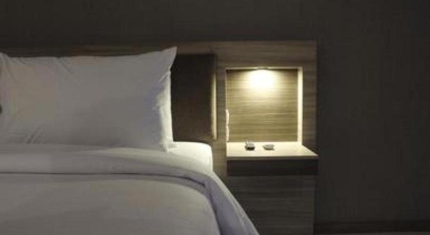 My Tower Hotel Сурабая Екстериор снимка